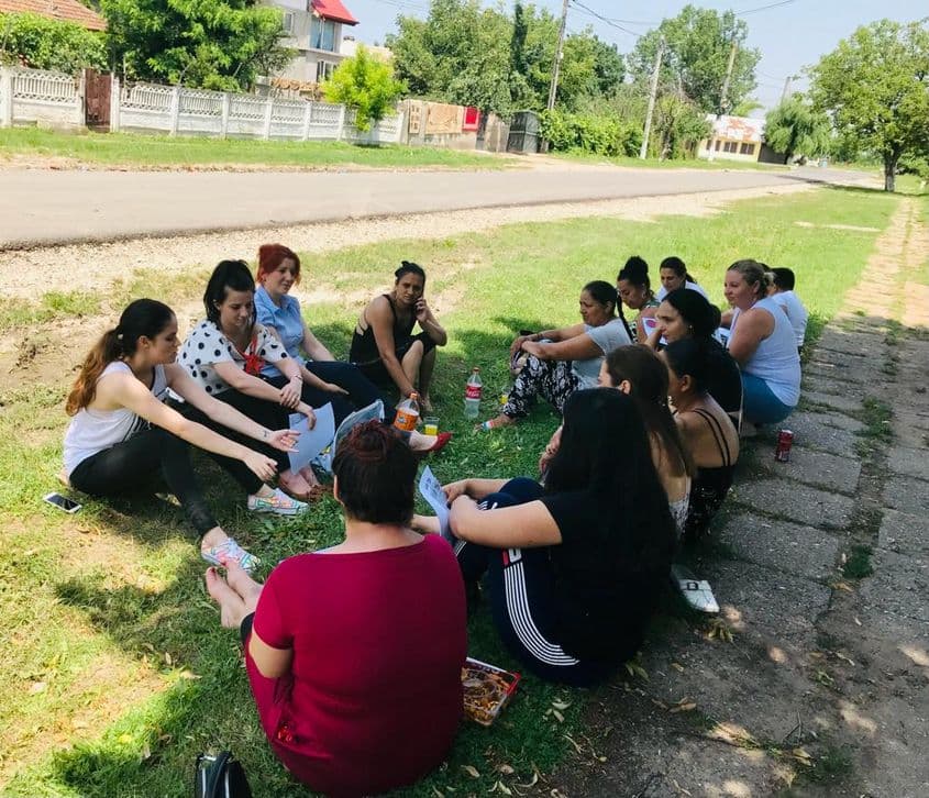 Ca să poți aborda deschis subiecte sensibile, e nevoie întâi să construiești încredere. În imagine, eveniment de informare pe tema violenței împotriva femeilor în comuna Ion Roată, Ialomița. Foto: centrul FILIA