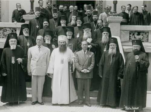 Petru Groza şi ministrul Cultelor, Stanciu Stoian, încadrându-l pe Patriarhul Justinian după o şedinţă a Sfântului Sinod al BOR din iunie 1949. Sursa foto: ziarul Lumina