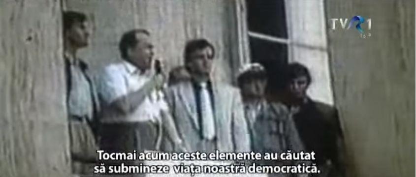 Ion Iliescu, la balconul Guvernului, în timpul mineriadei din iunie 1990.