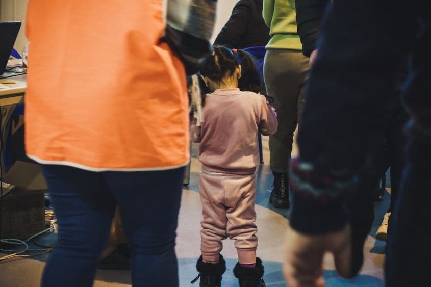 Criza refugiaților pune presiune pe toate țările din jur. O fetiță ucraineană în centrul de refugiați de la Moldexpo, Chișinău. Foto: Ioana Epure