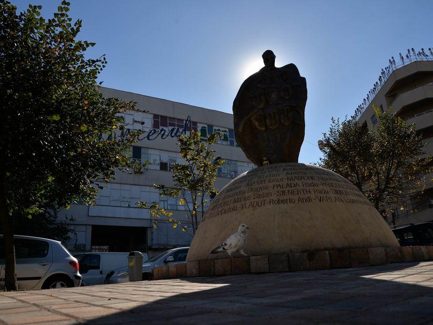 Monumentul comemorativ ridicat în faţa clădirii fostei fabrici Pionierul, unde se afla clubul Colectiv. Foto: Lucian Muntean