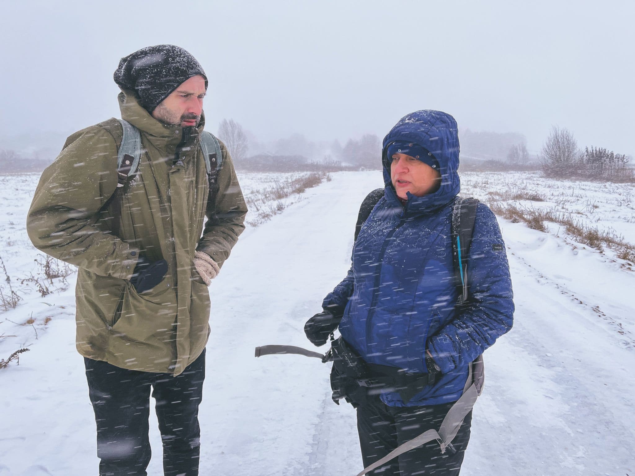 Alex Olaru, reporter PressOne, și Regina, într-un dialog fragmentat de viscol