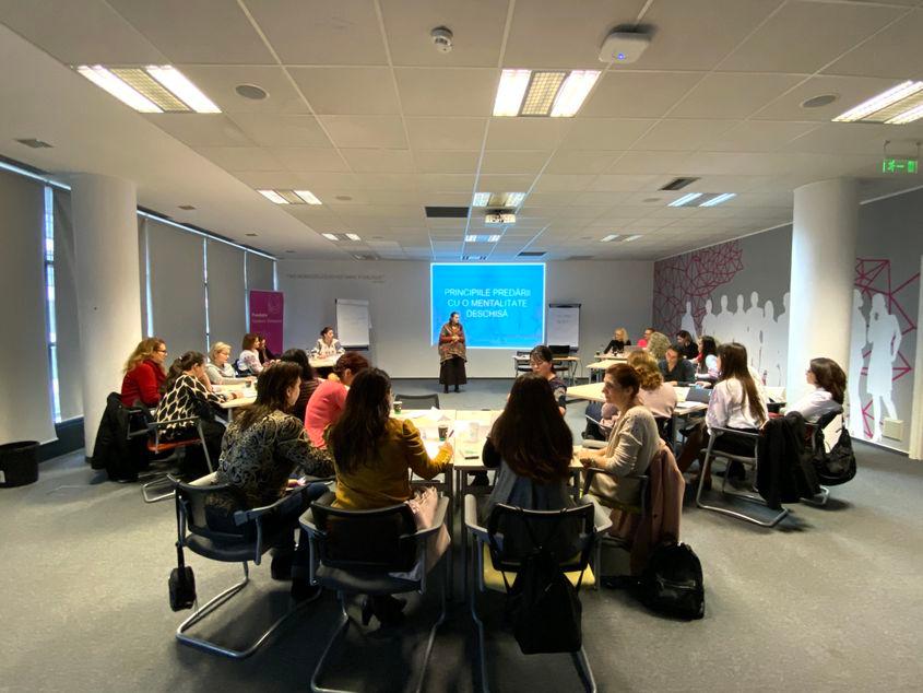 25 de profesoare și învățătoare s-au adunat pe 1 decembrie 2019 la cea de-a treia zi de training de mentalitate deschisă în educație. Foto: Maria Tufan