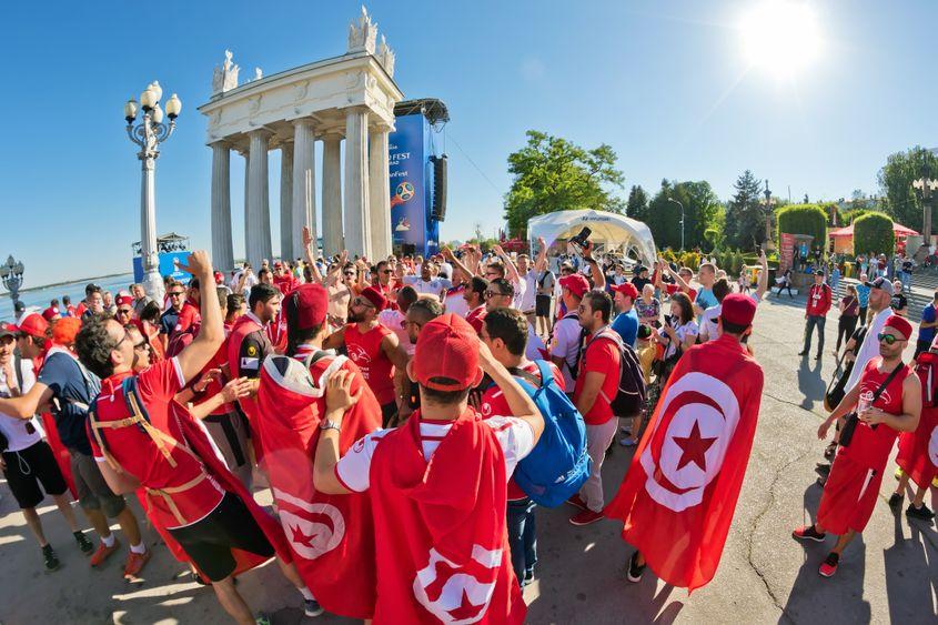 Suporterii echipei naționale de fotbal a Tunisiei cu steaguri naționale înainte de meciul Anglia-Tunisia. 18 iunie 2018 în Volgograd, Rusia. Foto: © Berkut34 | Dreamstime.com