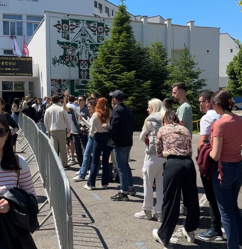 Studenții stau la coadă aproximativ 20-25 de minute pentru a vota Foto: Laura Popa
