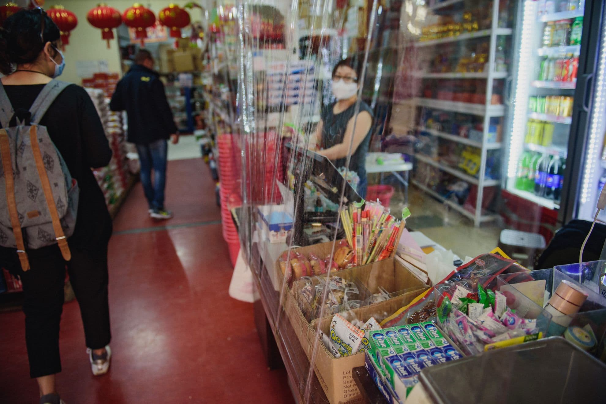 "Mai frică mi-e în România de virus, decât în China", spune vânzătoarea din magazinul cu de toate.