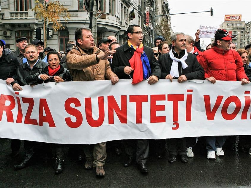 În octombrie 2010, când erau în opoziție, liderii PSD s-au alăturat sindicaliștilor care protestau împotriva tăierilor de salarii operate de guvernul Boc în timpul crizei economice. În prim-plan, ultimii doi din cei șase președinți pe care i-a avut PSD de la înființare încoace: Victor Ponta conduce acum partidul Pro România; iar Liviu Dragnea este încă în detenție în închisoarea Rahova. Foto: Lucian Muntean