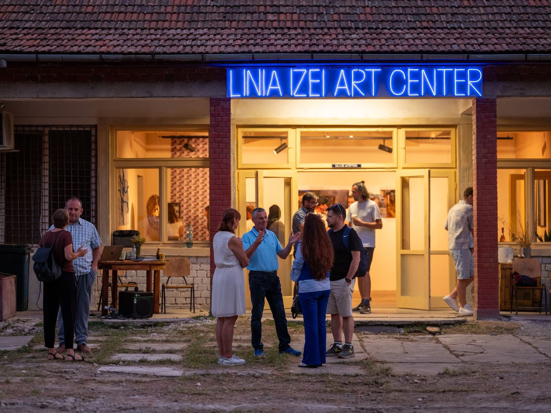 Patru trenuri mai trec azi prin Săcel, care a devenit de curând o haltă. Clădirea, în schimb, a fost transformată în spațiu cultural pentru comunitatea locală. FOTO: ARAC