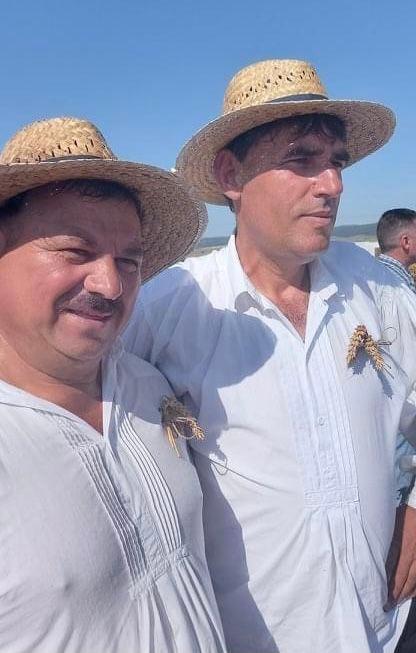 Primarul din Ojdula (dreapta), supărat pe lipsa infrastructurii, urși, presă și pandemie