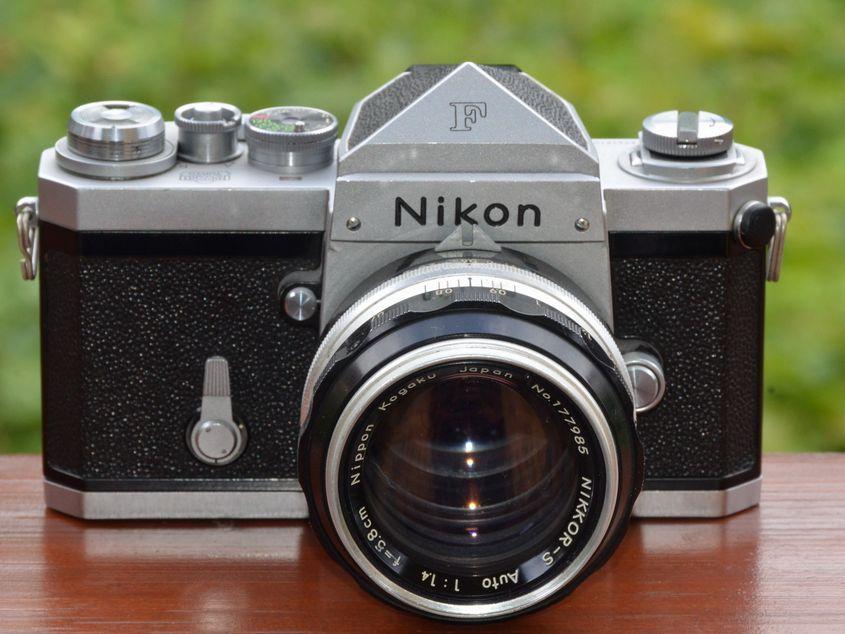 Nikon F, model lansat în aprilie 1959. Primul aparat profesional pe film de 35 mm produs de compania niponă. Sursa foto: wikipedia.org