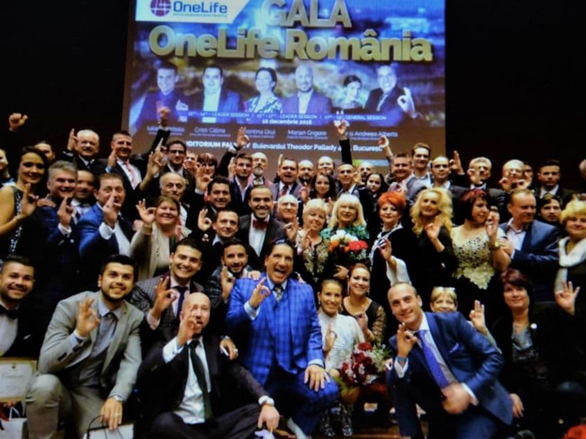 Imagine de la o Gală a românilor care sunt "parteneri" în afacerea OneCoin. Sursa foto: Facebook