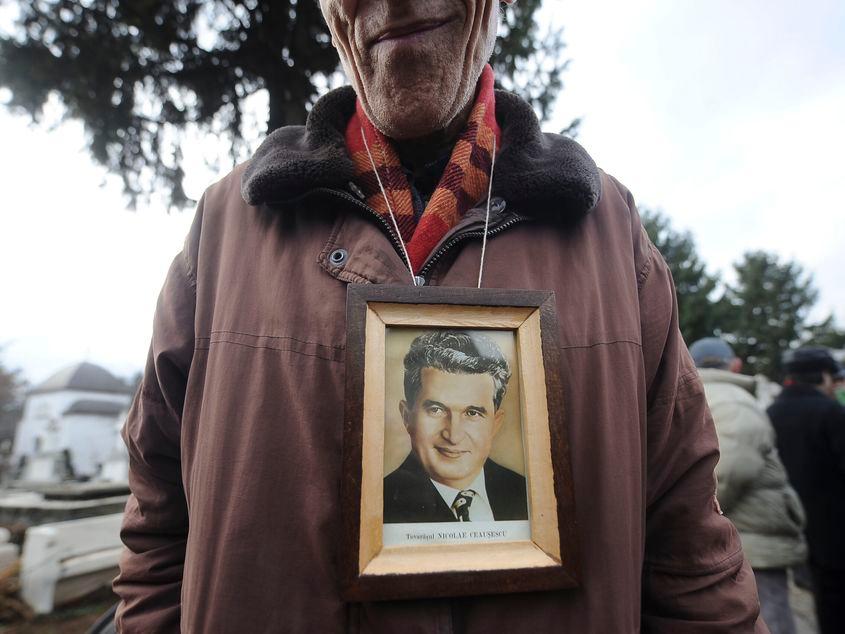 Admiratori si fosti membri ai Partidului Comunist Roman comemoreaza 30 de ani de la executia fostului dictator Nicolae Ceausescu in cimitirul Ghencea Militar, in Bucuresti, miercuri 25 decembrie 2019. Inquam Photos / Eduard Vinatoru