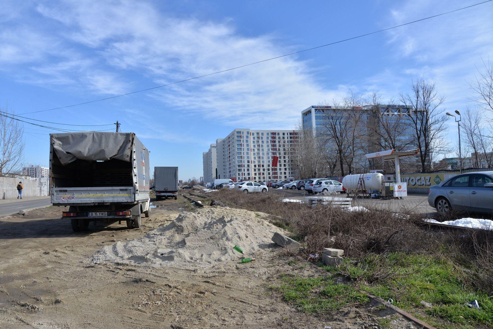 Primarul sectorului 6 vrea să facă aici un bulevard prin betonarea întregii zone. Pe linii ar circula tramvaie rapide. Dar s-ar pierde o oportunitate unică pentru București dacă și această zonă ar fi asfaltată, fără beneficii reale pentru locuitori. Foto: Lucian Muntean