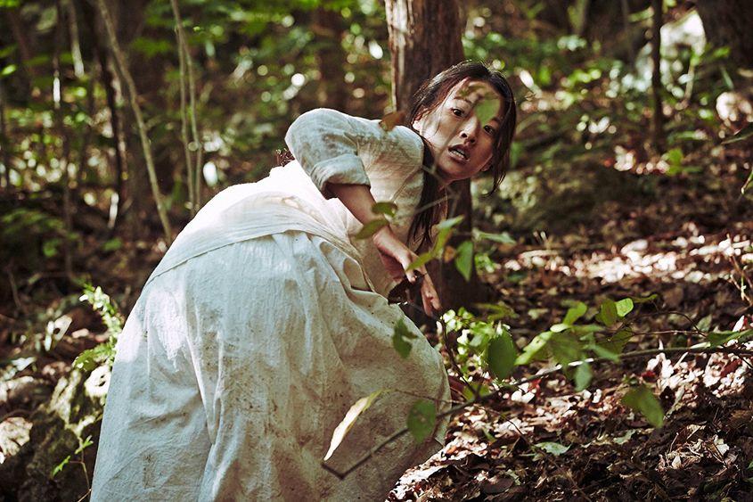 Actriţa coreeană Woo-hee Chun, într-o scenă din „The Wailing”.