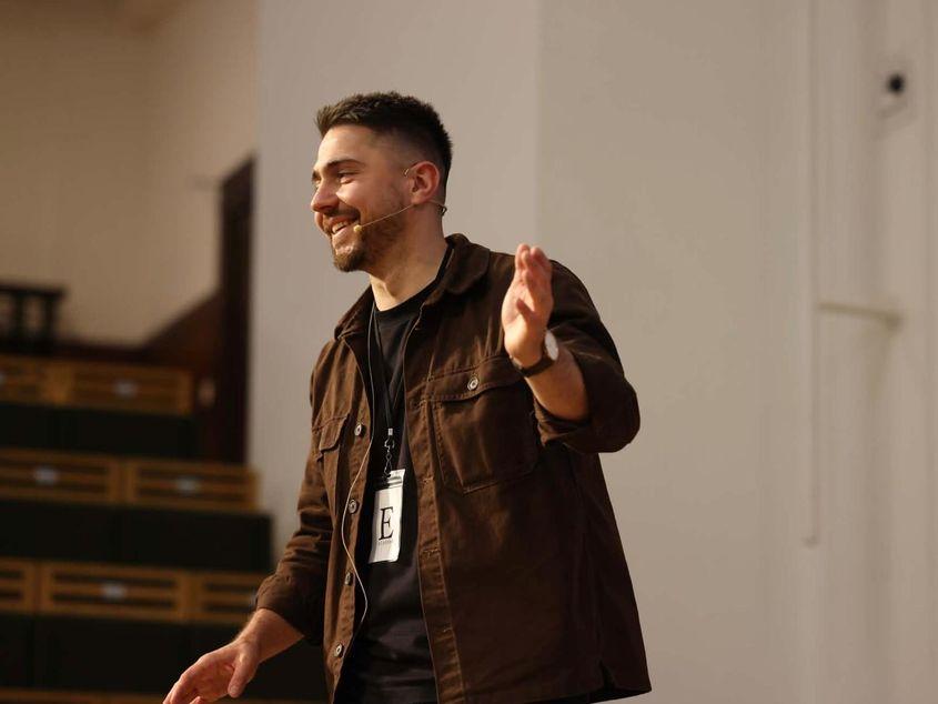 Dan Rusu este doctor în criminologie, cu o lucrare care explorează cum își reconstruiesc criminalii identitatea și cum se reintegrează în societate după eliberarea din închisoare. Foto: arhivă personală