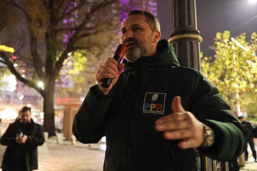 Cateva zeci de persoane iau parte la un eveniment de sustinere a candidatului independent Calin Georgescu pentru alegerile prezidentiale, in Bucuresti, 27 noiembrie 2024. Inquam Photos / Octav Ganea