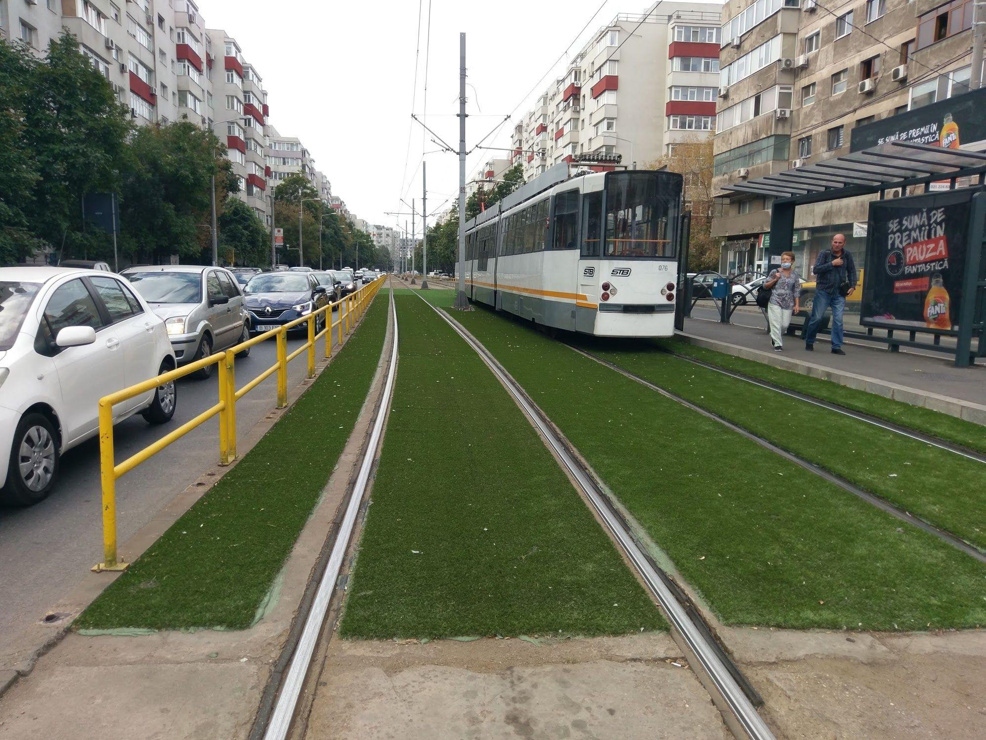 „La noi nu se face diferența între patru concepte - între volum vegetal și suprafață verde și între suprafața verde și suprafața permeabilă. Dacă e verde pe jos nu trebuie neapărat să fie permeabil, poate să fie o mochetă, cum se pune acum în Sectorul 1 pe liniile de tramvai. Acolo e suprafață verde și oamenii o văd ca pe o mare chestie pe care a făcut-o primăria, dar nu ajută la absolut nimic, dimpotrivă ți se mai desprind și bucățele de-alea de plastic pe care le inhalezi.” Foto: Diana Culescu / <em>Bd. Turda intersecție cu 1 mai</em>