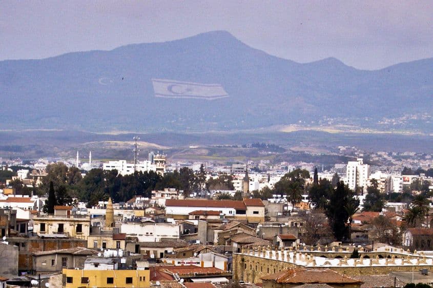 Pe versantul muntelui se distinge steagul care devine luminos pe timpul nopții.