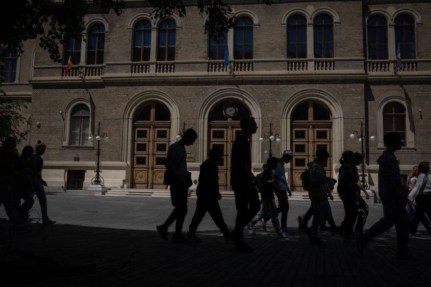 Tineri trec pe lângă clădirea UBB, din Cluj-Napoca, pe 10 mai, 2024. Andreea Câmpeanu