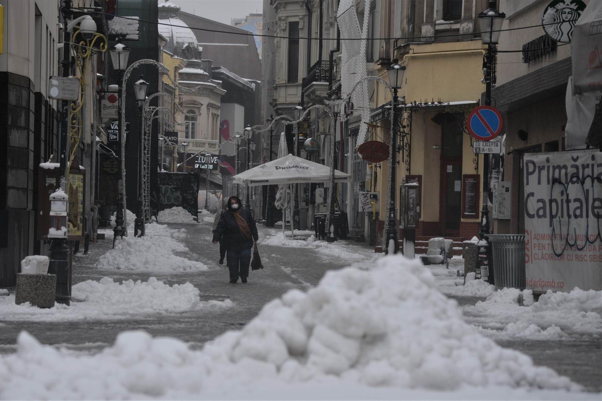 Strada Lipscani parțial curățată de zăpadă. Foto Lucian Muntean