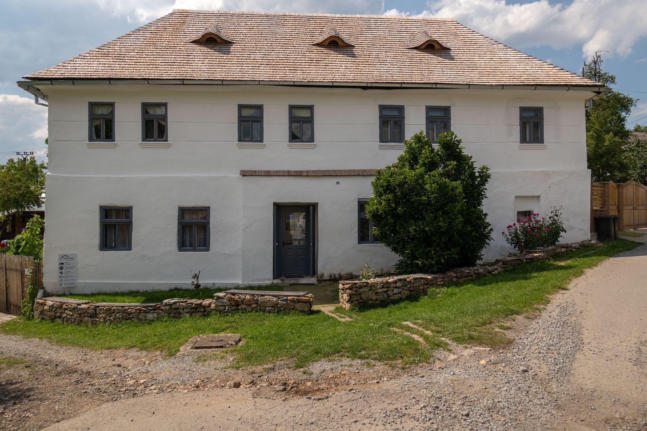 Casă renovată în Roșia Montană în 2022, printr-o finanțare venită de la Institutul Național al Patrimoniului. Foto: Raul Ștef (c)