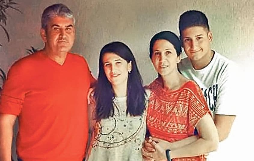Fotografie de acum câțiva ani a familiei Oprea. Ana Maria e lângă tatăl ei.