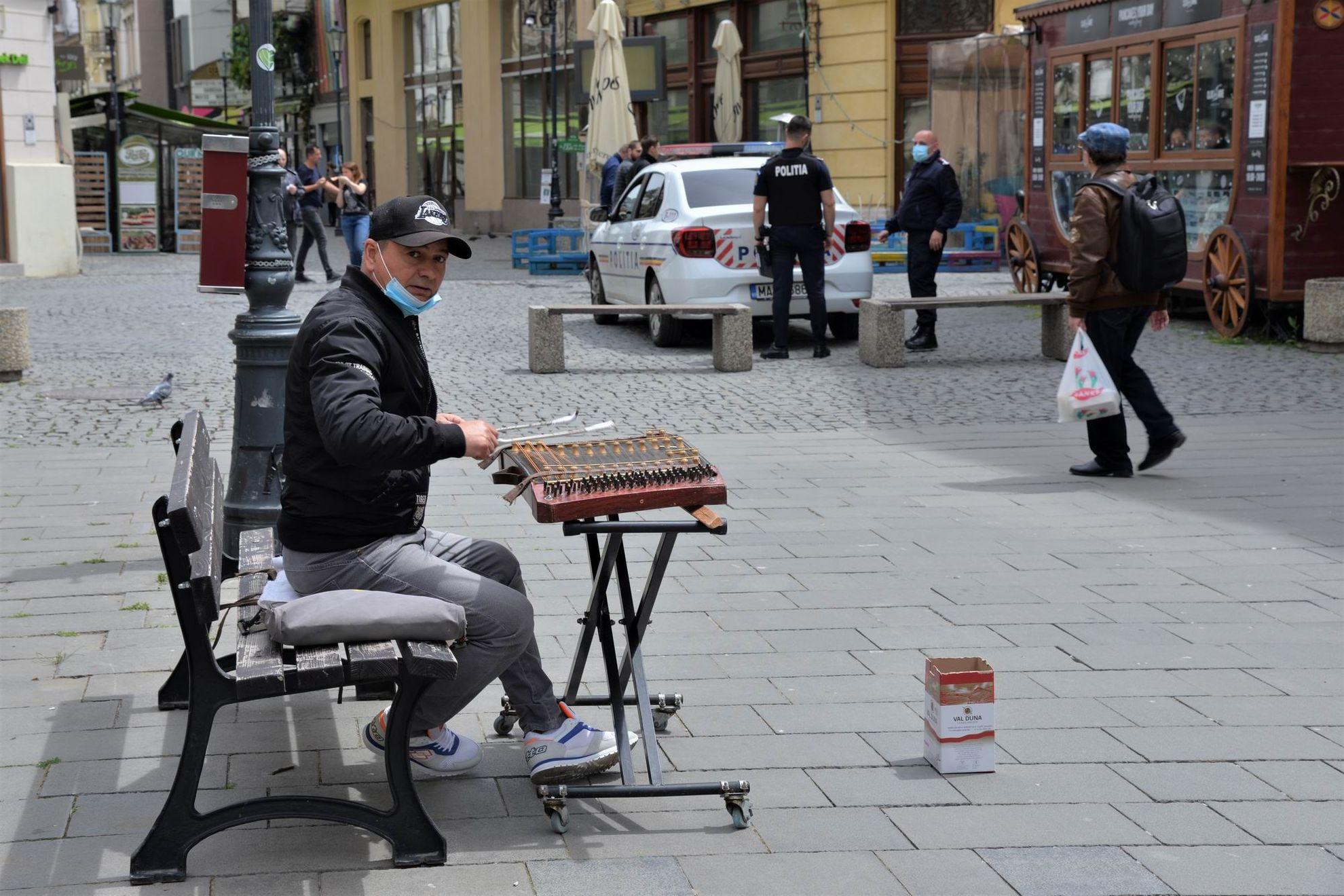Toți cei care depind de industria HoReCa (hoteluri, restaurante, cafenele) au de pierdut. Repercusiunile se simt în lanț în toată economia.