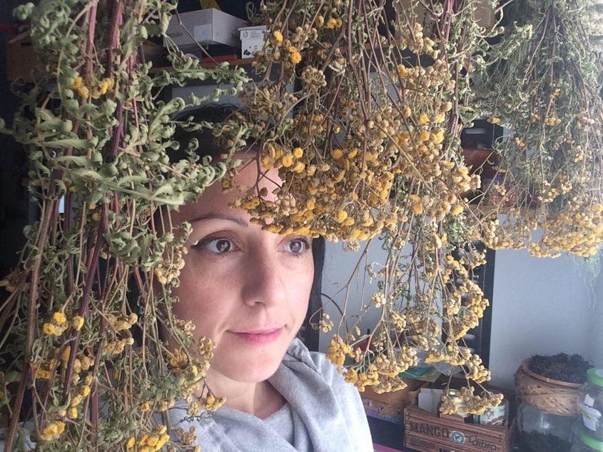 Raluca Ghideanu - autoportret cu flori de leac