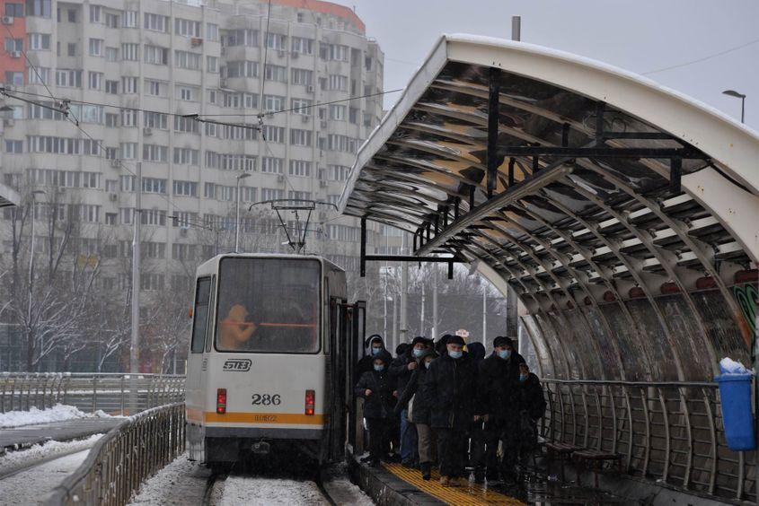 Stația de tramvai la Piața Obor. Condițiile de transport în comun din București sunt rămase în anii '90. Foto Lucian Muntean