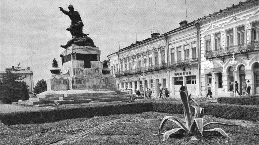 Bețivii spuneau că maiorul Ignat, erou al neamului, stătea cu pistolul îndreptat spre Pufoica ruptă. Nu ieșeai viu de-acolo