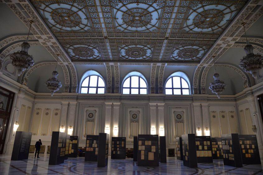 Expoziția va putea fi văzută în foaierul sălii de plen a Senatului până pe 15 februarie Foto: Lucian Muntean