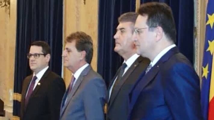 Eduard Hellvig (primul din stânga), la conferința de prezentare a ASSN din 17 iunie 2015. Foto: Pagina oficială de Facebook a SRI