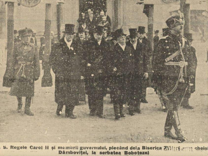 Guvernul Goga cu Octavian Goga (mic de statură, al patrulea din șirul de oficiali) în plan secund în spatele regelui Carol al II-lea. Foto: Ziarele Arcanum