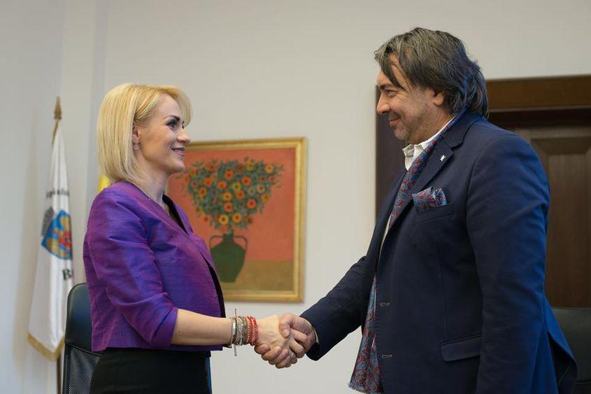 Aliat de nădejde al Gabrielei Firea în blocarea accesului românilor la transplanturile de plămâni din străinătate, doctorul Narcis Copcă este în continuare <a target="_blank" href="https://pressone.ro/cum-se-castiga-sefia-unui-spital-din-bucuresti-va-multumim-ca-existati" target="_blank" rel="noreferrer noopener">directorul Spitalului Clinic Sfânta Maria din București</a>. Și cetățean de onoare al orașului.