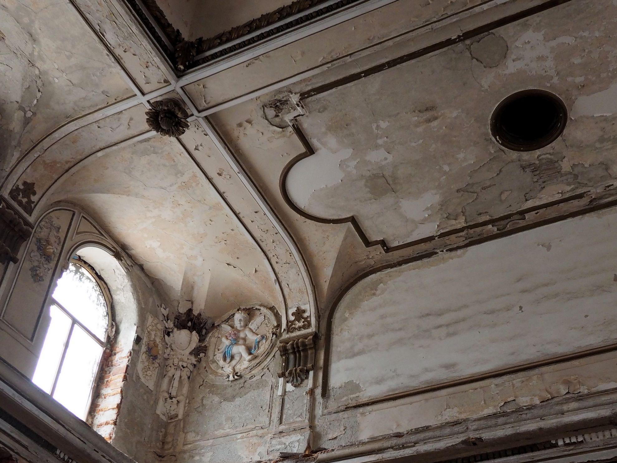 Imagine din sala principală. Gaura neagră din dreapta sus a tavanului ar trebui să găzduiască un policandru imens, azi lipsă la apel.