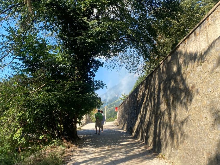 Incendiul din Parcul Național Domogled-Valea Cernei și doi turiști care pleacă de la cădițele cu apă termală. Foto: Oana Moisil