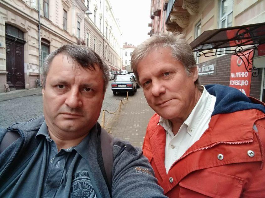 Doi prieteni își fac un selfie în Cernăuți. Pe Facebook nu se discută despre problema Bucovinei, ci despre tunsoarea lor. De aici începe aventura. Fotografii: Viorel Ilişoi