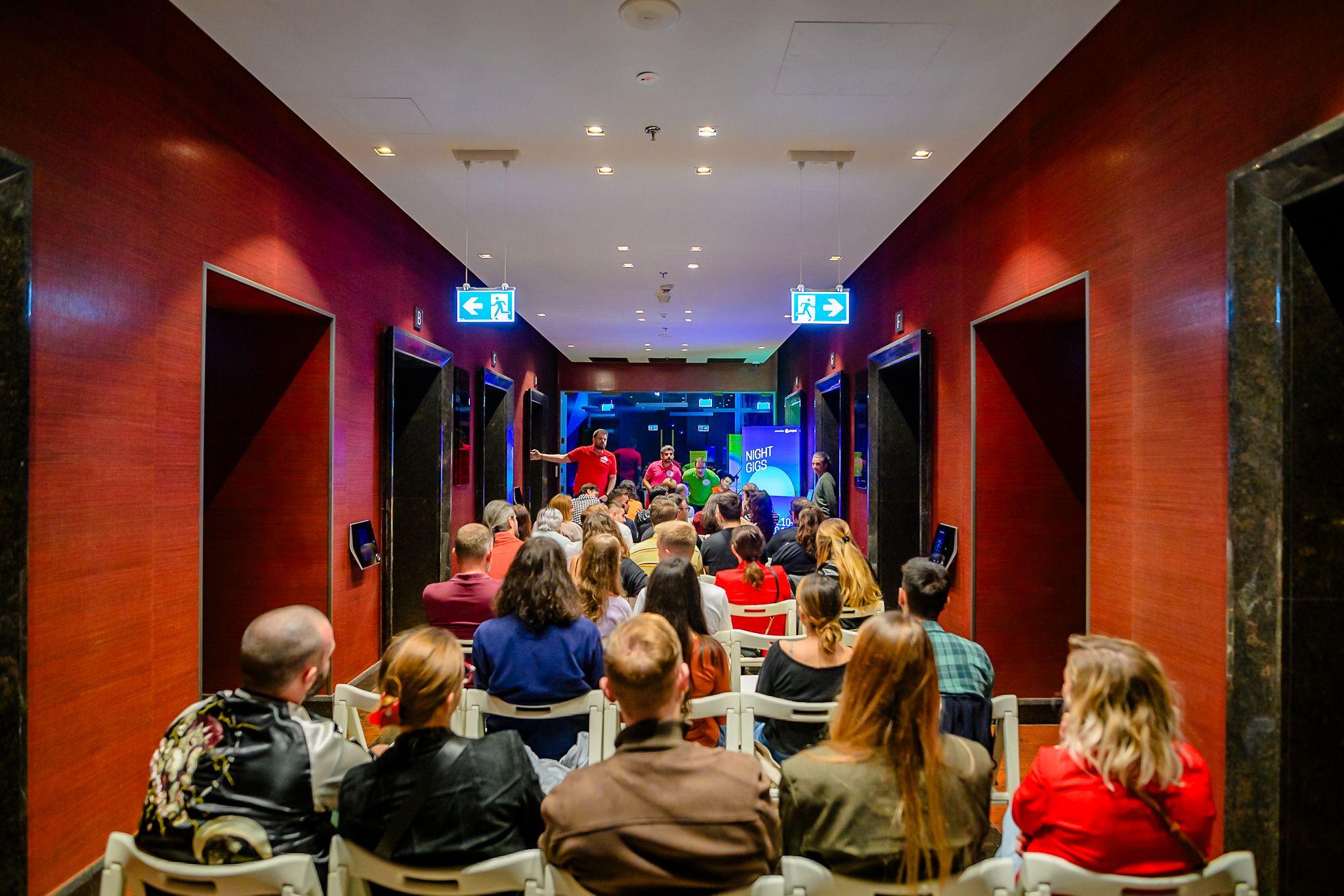 Primul Night Gig a avut loc la etajul 12 al clădirii United Business Center de la Iulius Town. Inițial programat pe rooftop, din cauza vremii a fost mutat în hol. Cu toate astea, a fost primul event din seria Night Gigs care a fost și sold out și o surpriză plăcută pentru toți participanții. S-a râs bine la show-ul de improvizație oferit de Just Push Play, unde au participat și oameni din public.