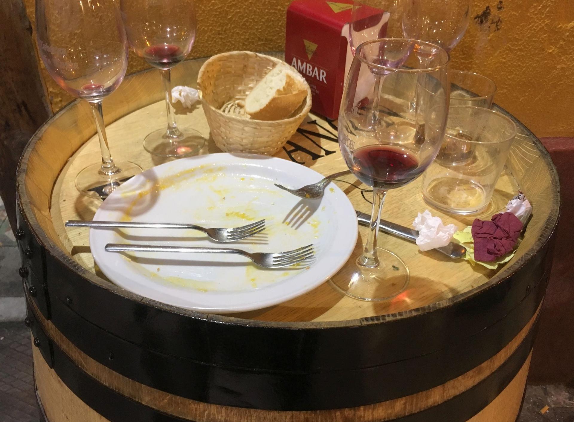 Noaptea târziu pe o stradă oarecare din Bilbao, finalul fiestei