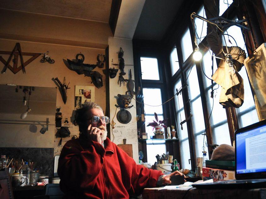 Andrei Romocean, în atelierul său din București. Foto: Lucian Muntean