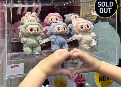 Nebunia Labubu. Jucăria-breloc, ajunsă pe bursă și în dosarele poliției: „Acum realizez că ce avem noi sunt, cel mai probabil, fake-uri”