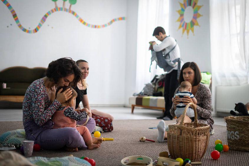 Mame la workshop-ul de sprijin pentru mame cu depresie postpartum. Foto: Centrul Cultural Clujean