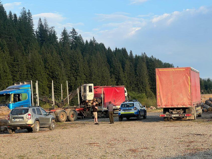 Transport de lemn suspect din județul Suceava. Sursă foto: pagina de Facebook „Străjerii Pădurilor”
