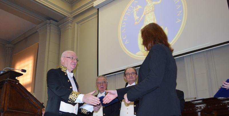 18 decembrie 2015. Momentul în care sociologului Simona Stănescu îi este decernat Premiul „Dimitrie Gusti”. Foto: iccv.ro (c)