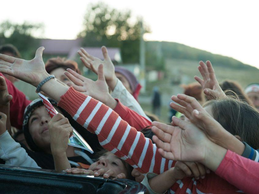 O imagine obișnuită pentru Magda Săvuică, surprinsă la o acţiune de-a ei prin satele vasluiene. Foto: Semida Pop