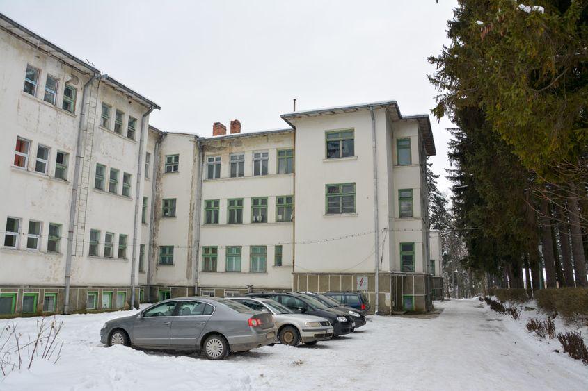 Ascuns în pădure, pavilionul bolnavilor de Alzheimer pare uitat de cei ce trebuie să-l întrețină.