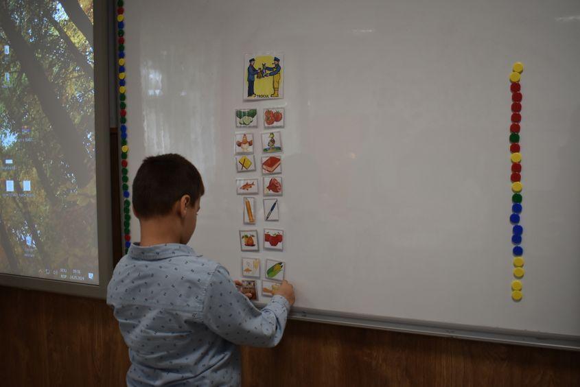 Un elev de clasa a doua face perechi de elemente pentru troc. Foto: Lavinia Niță / PressOne