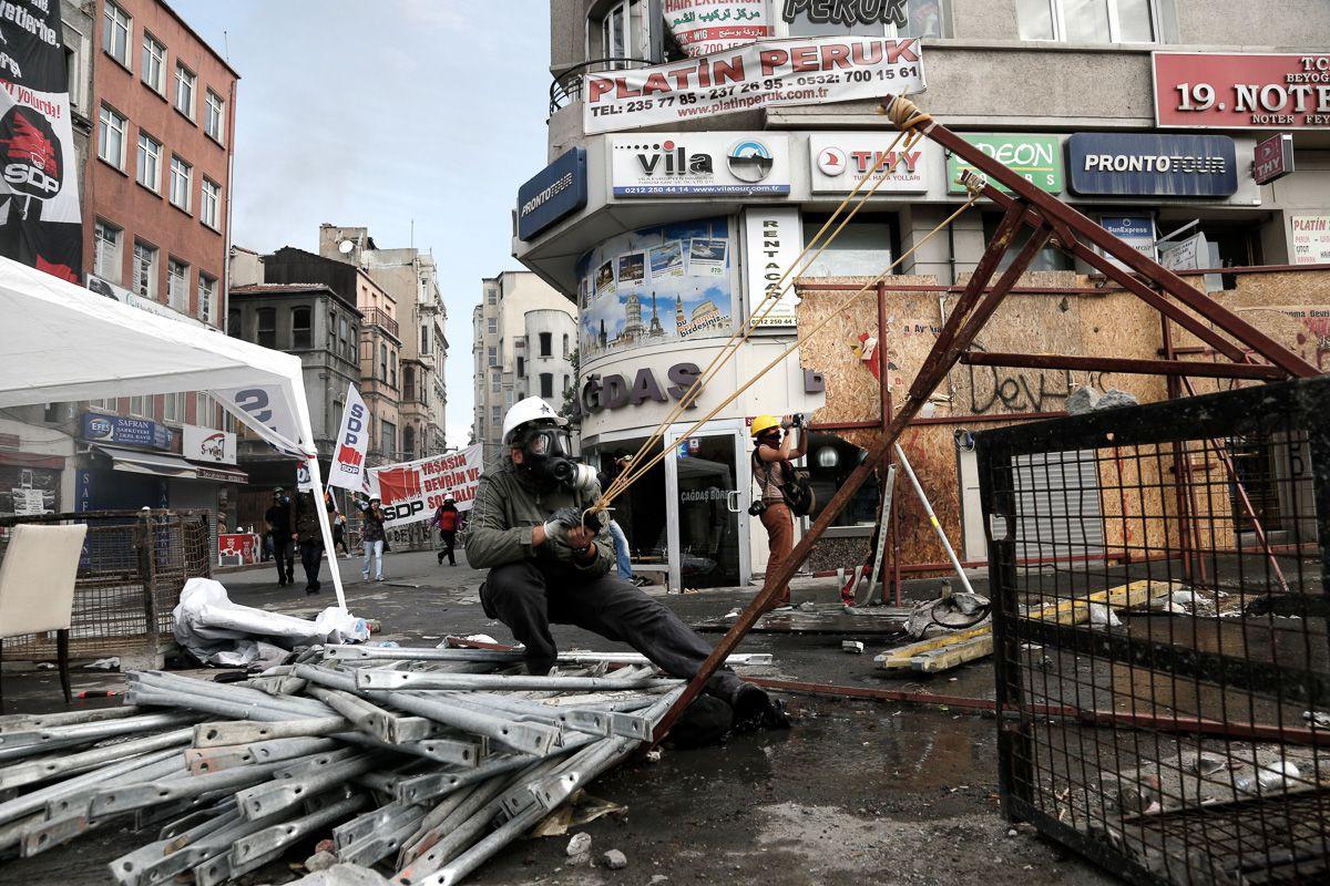 Intervenție a poliției în Piața Taksim, Istanbul, Turcia, marți, 11 iunie 2013. Foto: Konstantinos Tsakalidis