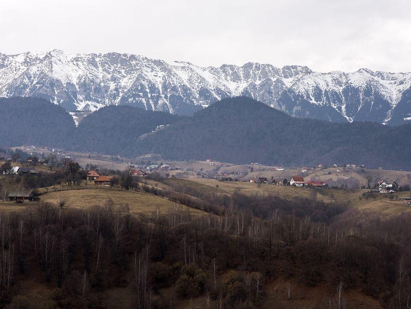 Masivul Piatra Craiului, văzut din Pasul Rucăr-Bran. Foto: Raul Ştef