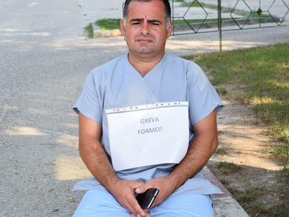 Asistentul medical care a intrat în greva foamei: "Ne cumpărăm singuri becuri şi hârtie igienică"